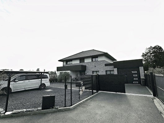 Aménagement extérieur avec portail électrique et clôture grillagée