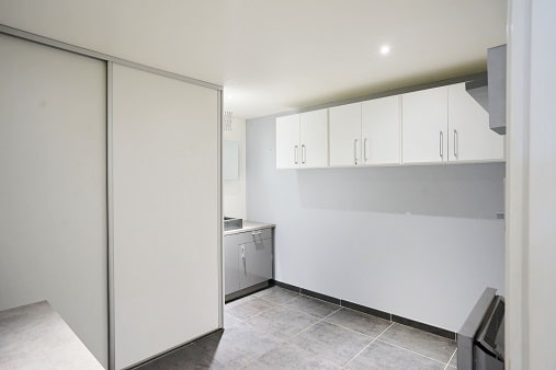 Aménagement d'une pièce en chambre ou bureau