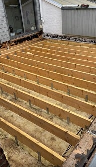 Réalisation d'un toit plat gourdron avec pose d'une structure en bois