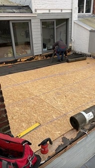 Réalisation d'un toit plat gourdron avec pose d'un plancher OSB