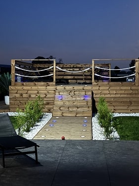 pisicne de nuit avec lumieres au sol